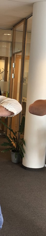 Helene Falch Fladmark, daglig leder av Eyde-klyngen, ønsker Fredrik Bringager i YI2 velkommen på korona-vis.